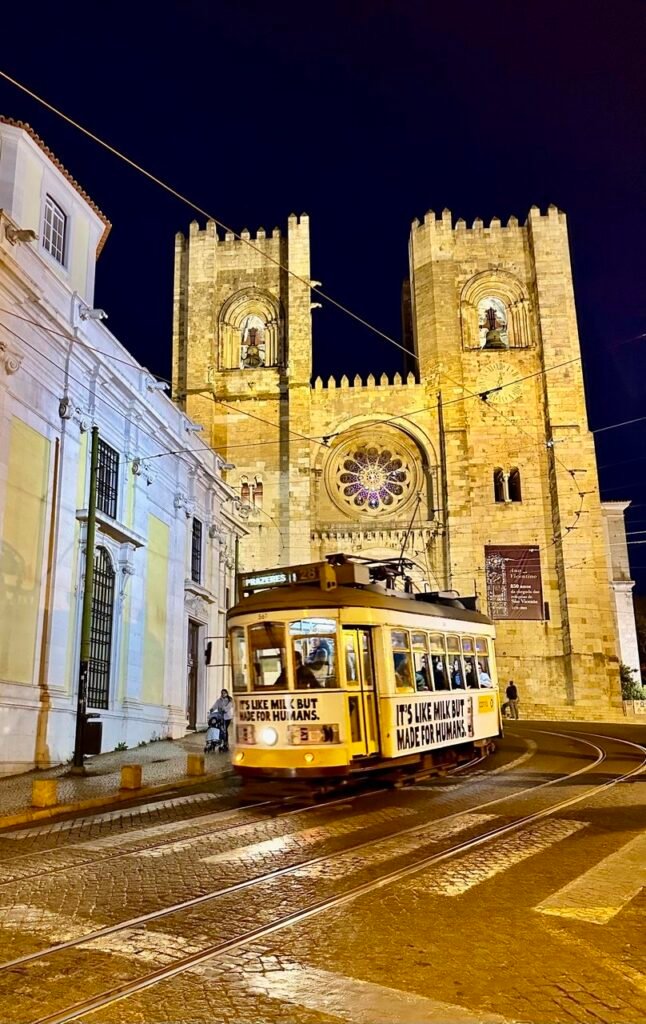 Жовтий трамвай 28 біля собору Sé de Lisboa в Лісабоні