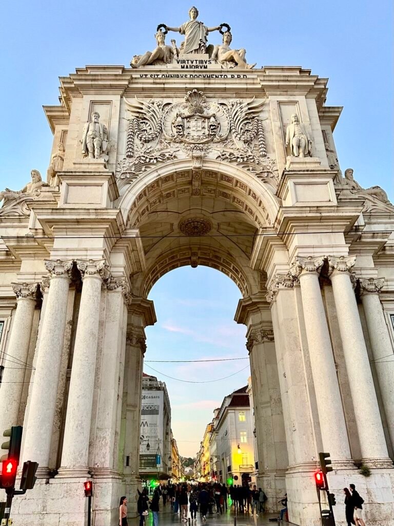 Тріумфальна арка Rua Augusta на площі Praça do Comércio в Лісабоні