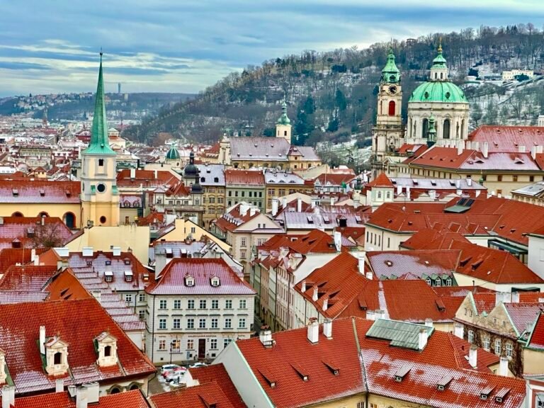 Прага за 3 дні — панорама міста з червоними дахами