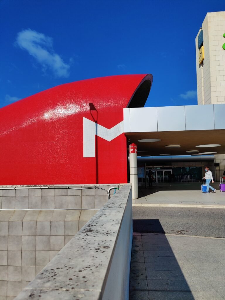 Вхід до станції метро Aeroporto в аеропорту Лісабона