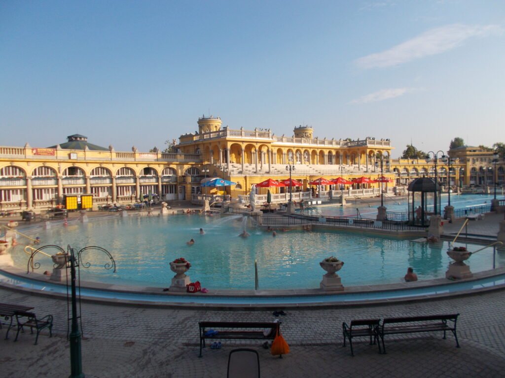 Відкритий термальний басейн купалень Сечені (Széchenyi) у Будапешті